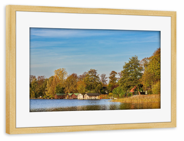 Poster mit Rahmen kiefer "See, Bootshäuser und Wald" artboxONE - Natur,Reise,Architektur