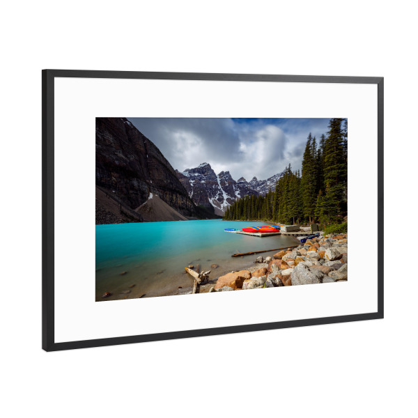 Poster mit Rahmen Schwarz (Metallic) "Der Lake Moraine in Kanada" artboxONE - Natur,Reise