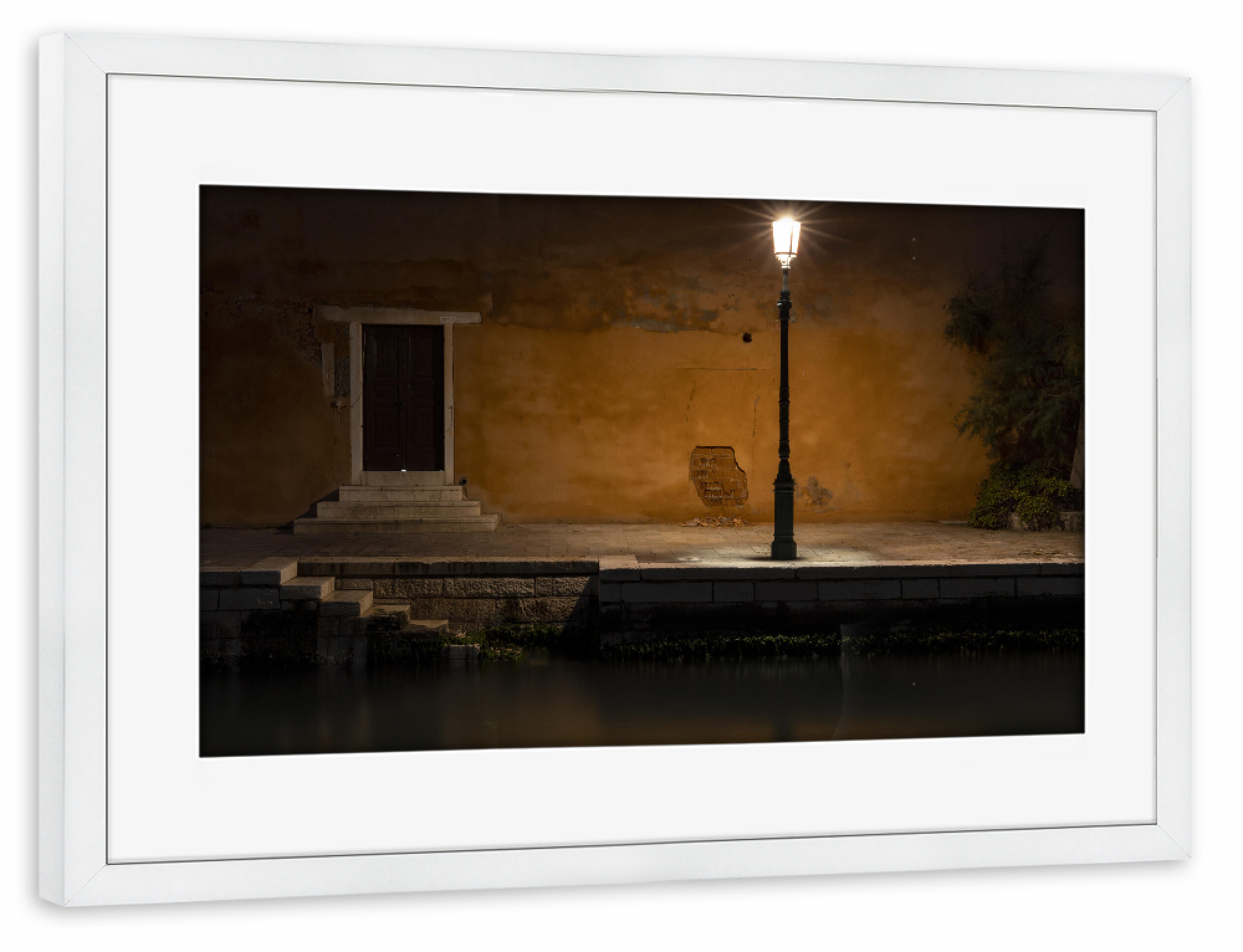 Poster mit Rahmen weiß "Nachts in den Gassen von Venedig" artboxONE - Architektur - Venedig,Gassen,Laterne,Italien,Tür