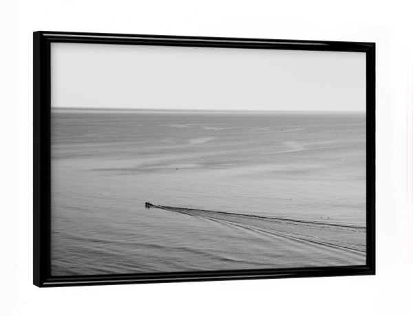 Poster mit schwarzem Rahmen "Ein abendlicher Bootsausflug (S/W)" artboxONE - Natur,Reise,Reise / Strand und Meer,Reise / Länder