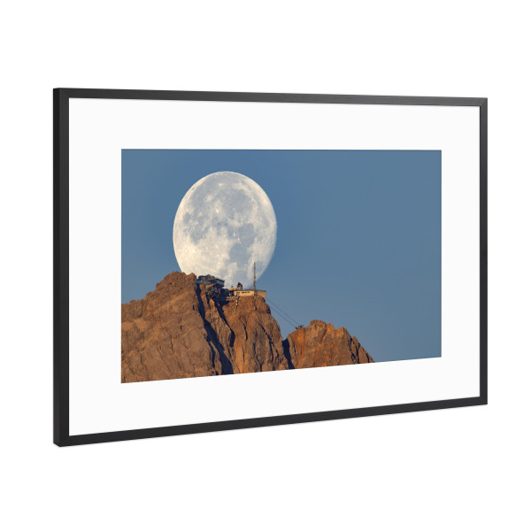 Poster mit Rahmen Schwarz (Metallic) "Vollmond hinter Zugspitze" artboxONE - Natur - Mond,Zugspitze,Bayern,Natur,Berg,Vollmond