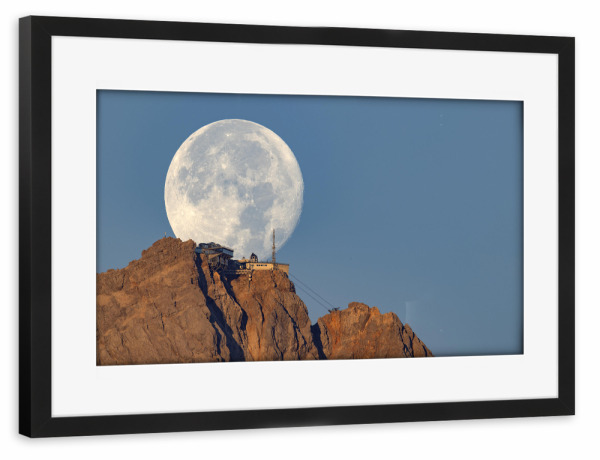 Poster mit Rahmen schwarz "Vollmond hinter Zugspitze" artboxONE - Natur - Mond,Zugspitze,Bayern,Natur,Berg,Vollmond