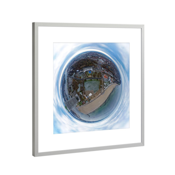 Poster mit Rahmen Silber "Travemünde - Brügmanngarten" artboxONE - Städte,Reise,Architektur,Reise / Strand und Meer,Reise / Länder