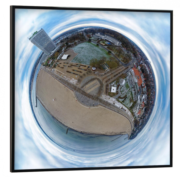 Poster mit schwarzem Rahmen 30x30 cm "Travemünde Strandpromenade Planet" artboxONE - Städte,Reise,Architektur,Reise / Strand und Meer,Reise / Länder