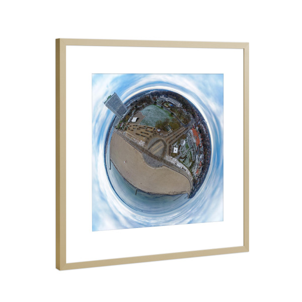 Poster mit Rahmen Gold "Travemünde Strandpromenade Planet" artboxONE - Städte,Reise,Architektur,Reise / Strand und Meer,Reise / Länder