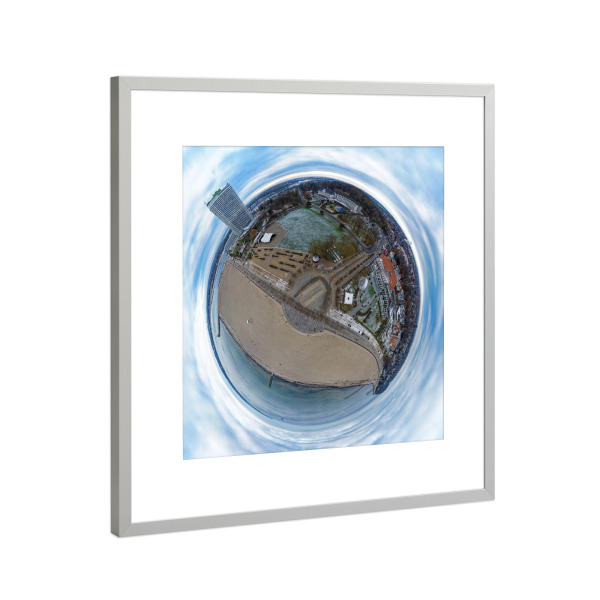 Poster mit Rahmen Silber "Travemünde Strandpromenade Planet" artboxONE - Städte,Reise,Architektur,Reise / Strand und Meer,Reise / Länder