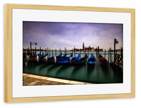 Poster mit Rahmen kiefer "Gondeln am Markusplatz" artboxONE - Architektur,Städte / Venedig - Gondeln,Venedig,Markusplatz,St. giorgio,Italien