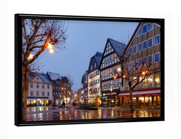 Poster mit schwarzem Rahmen "Die Stadt Bad Hersfeld bei Nacht" artboxONE - Architektur
