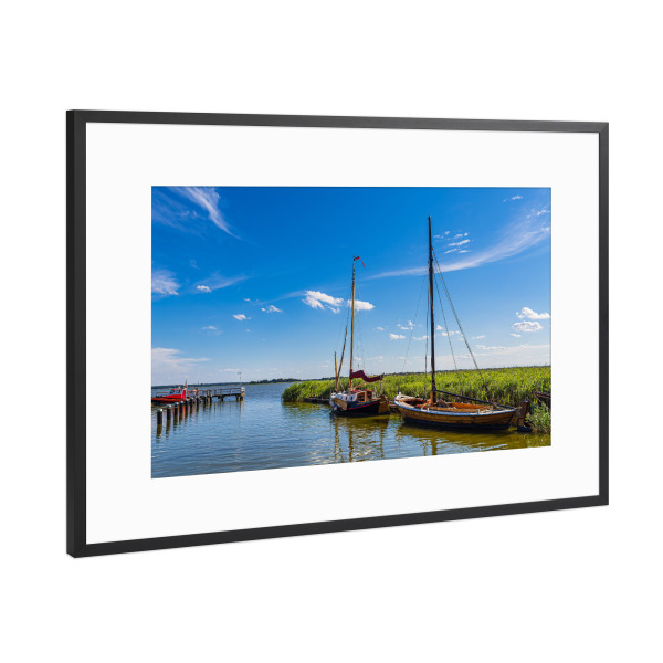 Poster mit Rahmen Schwarz (Metallic) "Wolken, Boote, Schilf" artboxONE - Natur,Reise
