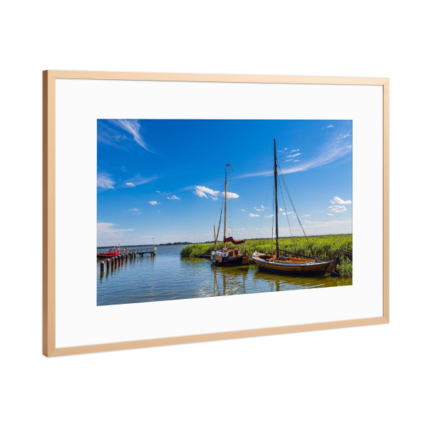 Poster mit Rahmen Kupfer "Wolken, Boote, Schilf" artboxONE - Natur,Reise