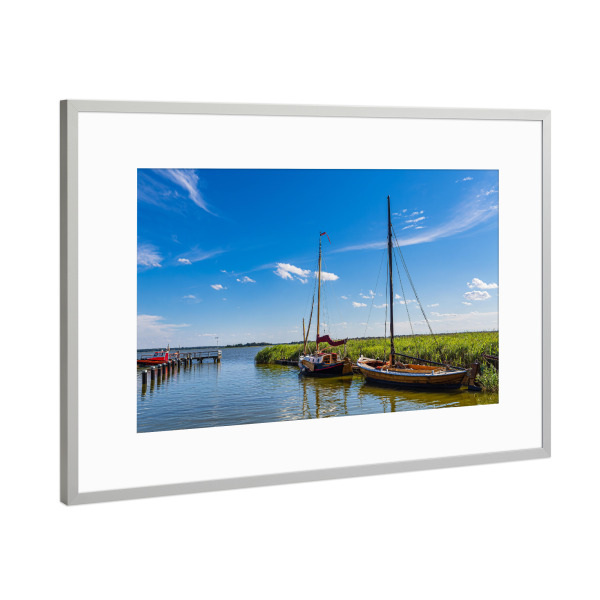 Poster mit Rahmen Silber "Wolken, Boote, Schilf" artboxONE - Natur,Reise
