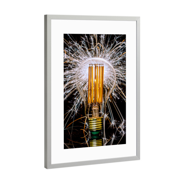 Poster mit Rahmen Silber "Glühbirne mit sprühenden Funken" artboxONE - Abstrakt - Glühbirne,Ideen,Funken,Leuchten,Funken sprühen,Wunderkerze,Feuer