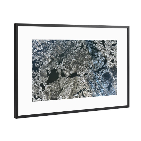 Poster mit Rahmen Schwarz (Metallic) "Treibeis" artboxONE - Natur - Eis,Treibeis,Eisschollen,Schollen,Frost,Eisig,Wasser,Brucheis,Eisbruch