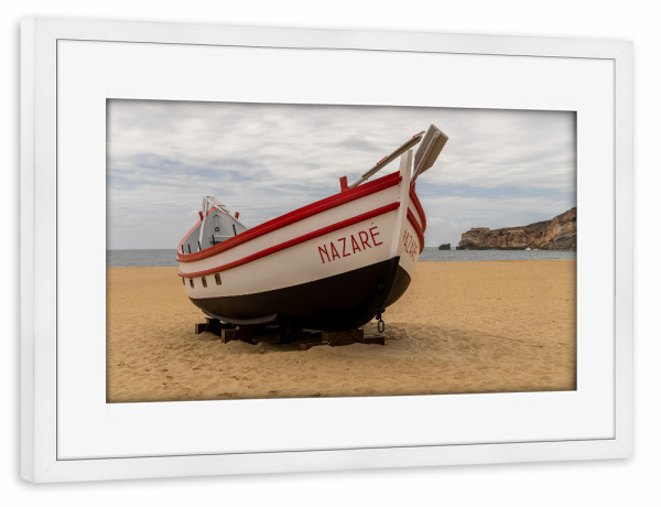 Poster mit Rahmen weiß "Das Boot von Nazaré" artboxONE - Städte,Natur,Reise,Reise / Strand und Meer,Festivals