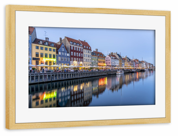 Poster mit Rahmen kiefer "Nyhavn Kopenhagen" artboxONE - Städte / København - Kopenhagen,Dänemark,Nyhavn,Nacht,Blaue stunde,Abend