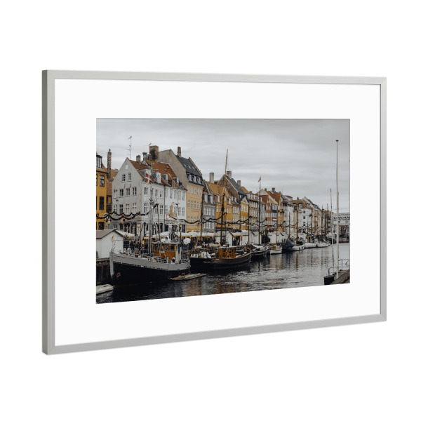 Poster mit Rahmen Silber "Nyhavn an einem bewölkten Tag" artboxONE - Reise,Architektur,Städte / København