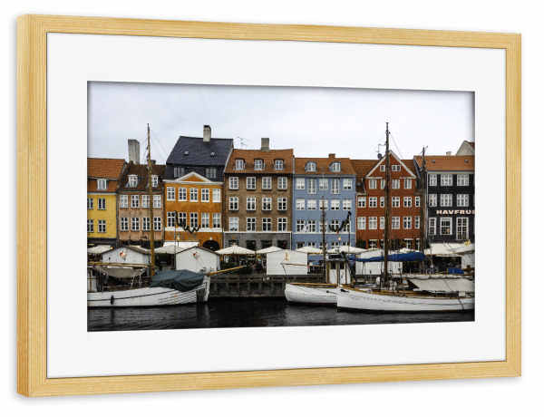 Poster mit Rahmen kiefer "Farben von Nyhavn, Orange und Blau" artboxONE - Reise,Architektur,Städte / København