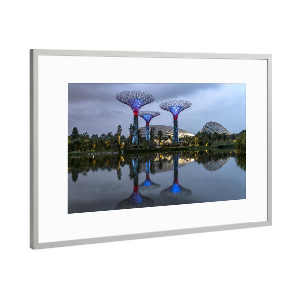 Poster mit Rahmen Silber "Super Trees" artboxONE - Architektur,Städte / Singapur - Gardens by the bay,Singapur,Asien,Super trees,Nacht,Blaue stunde