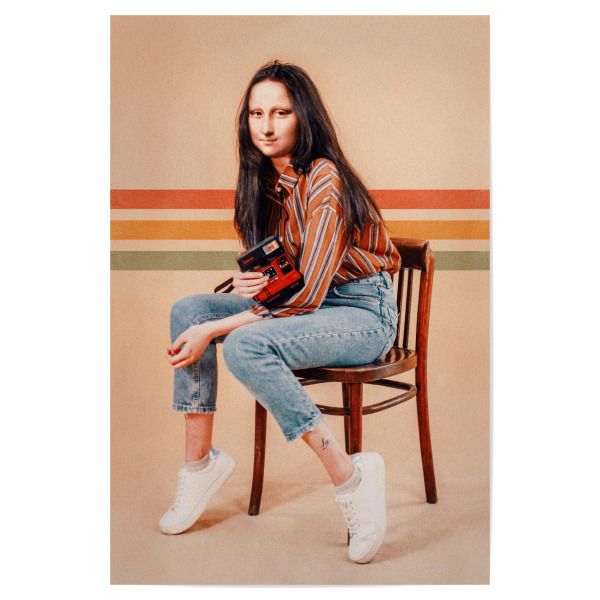 Poster "Retro-Mona" artboxONE - Menschen,Lustig - Mona lisa,Pop art,Moderne kunst,Zeitgenössische kunst,Jonas loose,Vintage,Retro,Kamera,Mode