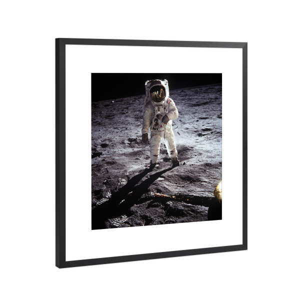 Poster mit Rahmen Schwarz (Metallic) "Astronaut spaziert auf dem Mond" artboxONE - Reise,Menschen,Galaxy