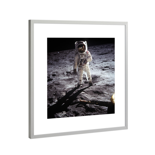 Poster mit Rahmen Silber "Astronaut spaziert auf dem Mond" artboxONE - Reise,Menschen,Galaxy