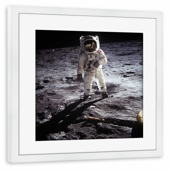 Poster mit Rahmen weiß "Astronaut spaziert auf dem Mond" artboxONE - Reise,Menschen,Galaxy