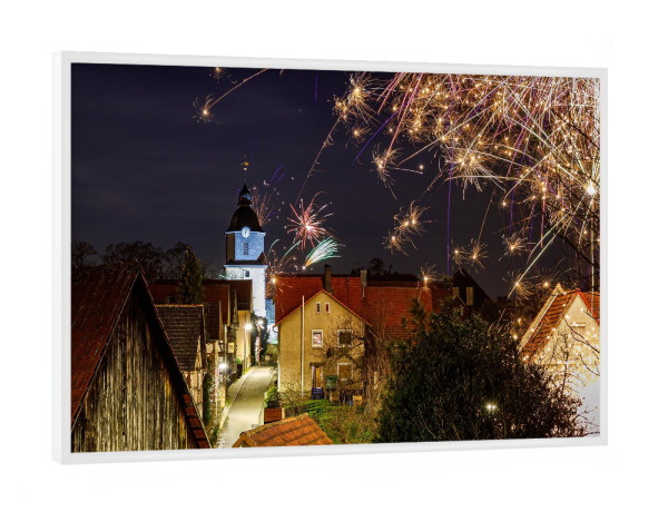 Poster mit weißem Rahmen "Silvester in Herleshausen" artboxONE - Architektur - Herleshausen,Silvester,Nacht,Feuerwerk,Hessen,Kirche,Deutschland