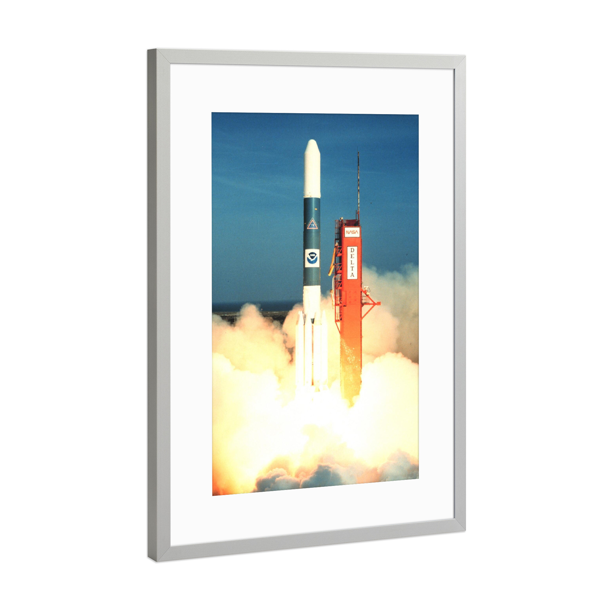 Poster mit Rahmen Silber "Delta Launch Vehicle" artboxONE - Reise,Galaxy - Raumschiff,Galaxie,Weltraum,Reise,Flug,Rakete,Universum,Kosmos,Start