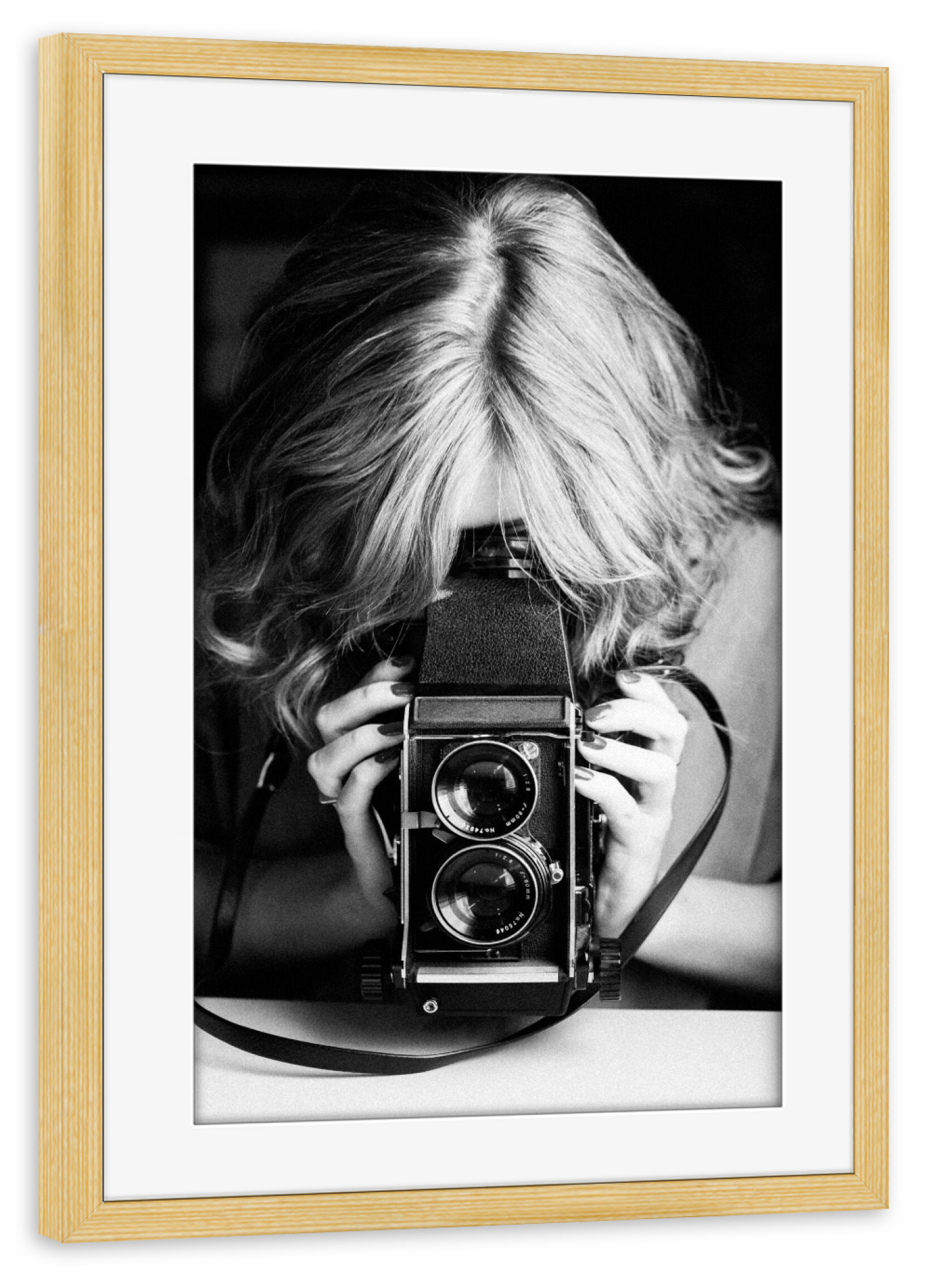 Poster mit Rahmen kiefer "Vintage camera shot" artboxONE - Menschen,Schwarzweiß - Frau,Schwarzweiß,Fotografie,Vintage,Retro,Kamera,Fotografin,Female