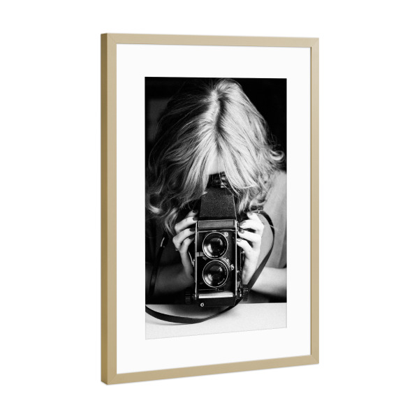 Poster mit Rahmen Gold "Vintage camera shot" artboxONE - Menschen,Schwarzweiß - Frau,Schwarzweiß,Fotografie,Vintage,Retro,Kamera,Fotografin,Female