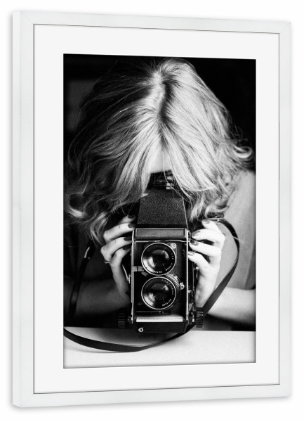 Poster mit Rahmen weiß "Vintage camera shot" artboxONE - Menschen,Schwarzweiß - Frau,Schwarzweiß,Fotografie,Vintage,Retro,Kamera,Fotografin,Female
