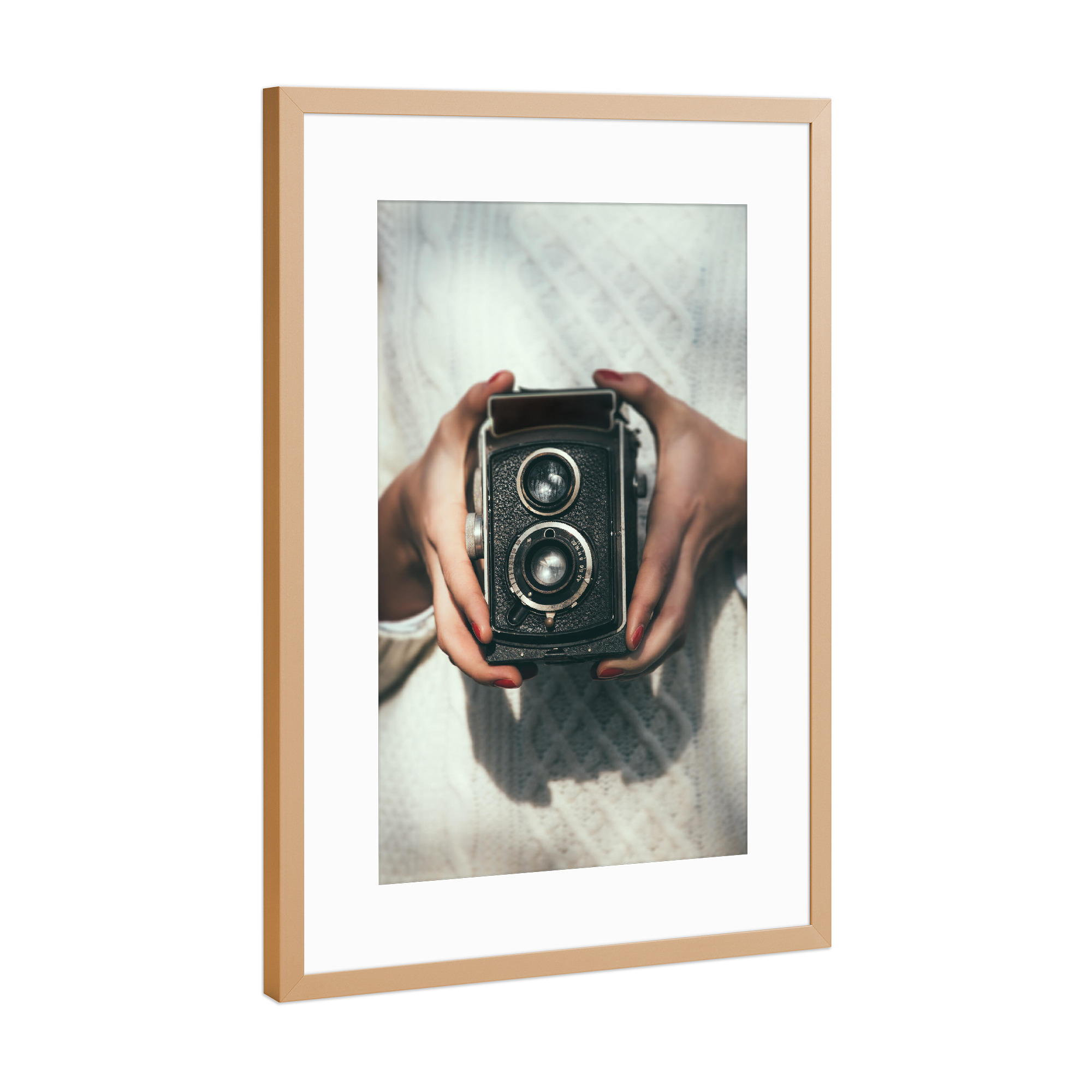 Poster mit Rahmen Kupfer "Junge Frau mit einer retro Kamera" artboxONE - Menschen,Fashion - Junge,Frau,Kamera,Retro,Vintage,Fotografie