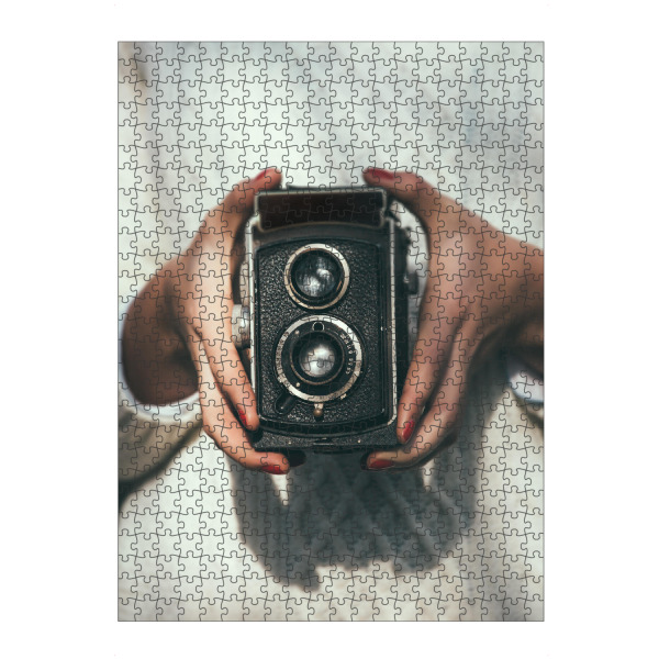 Puzzle Ravensburger "Junge Frau mit einer retro Kamera" artboxONE - Menschen,Fashion - Junge,Frau,Kamera,Retro,Vintage,Fotografie - Bild junge