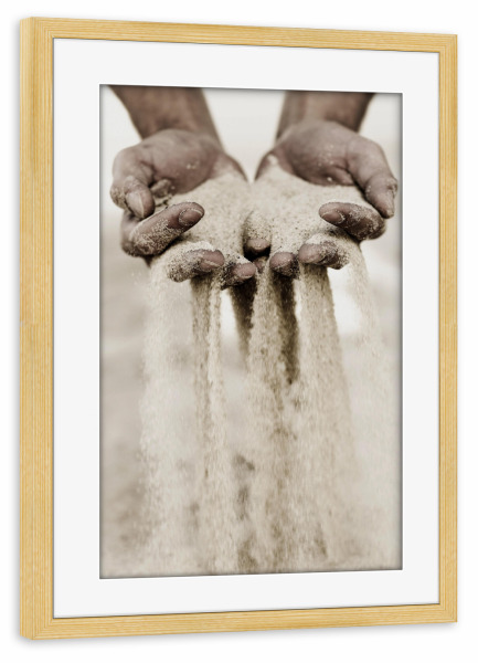 Poster mit Rahmen kiefer "Slipping through" artboxONE - Reise,Menschen,Reise / Strand und Meer - Sand,Hände,Strand,Reise,Urlaub,Finger,Mann