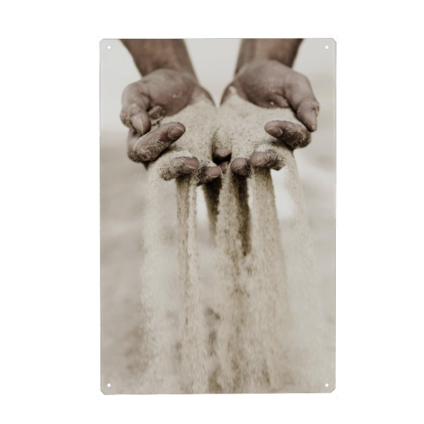 Metall Poster "Slipping through" artboxONE - Reise,Menschen,Reise / Strand und Meer - Sand,Hände,Strand,Reise,Urlaub,Finger,Mann - Blechschild