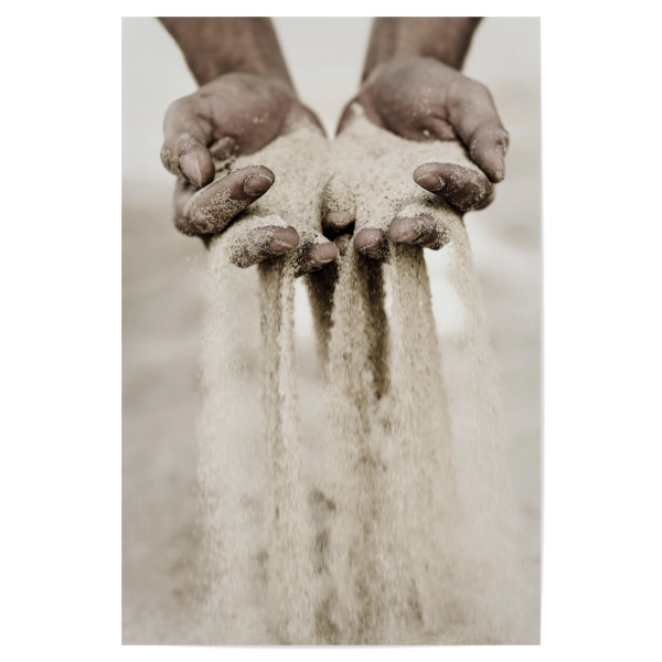 Poster "Slipping through" artboxONE - Reise,Menschen,Reise / Strand und Meer - Sand,Hände,Strand,Reise,Urlaub,Finger,Mann