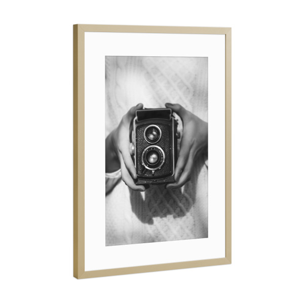 Poster mit Rahmen Gold "Vintage Kamera sw" artboxONE - Menschen,Schwarzweiß - Vintage,Kamera,Fotoapparat,Schwarzweiß,Frau,Retro,Menschen