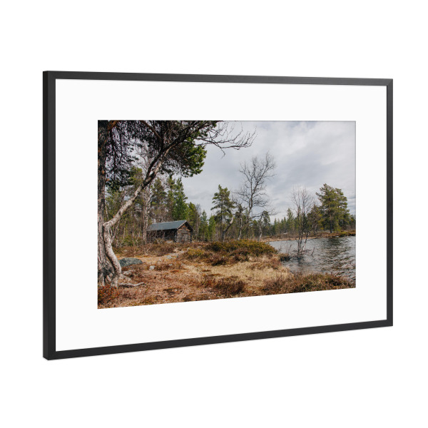 Poster mit Rahmen Schwarz (Metallic) "Hütte an See in Schweden" artboxONE - Natur,Reise,Reise / Länder
