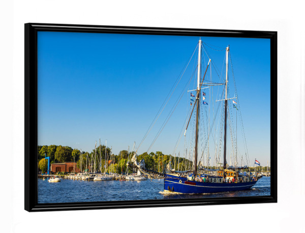 Poster mit schwarzem Rahmen "Warnow mit Segelschiff" artboxONE - Natur,Reise