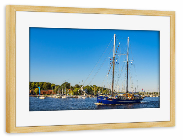 Poster mit Rahmen kiefer "Warnow mit Segelschiff" artboxONE - Natur,Reise