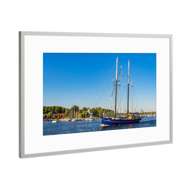 Poster mit Rahmen Silber "Warnow mit Segelschiff" artboxONE - Natur,Reise
