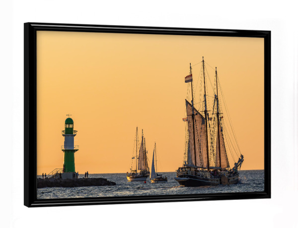 Poster mit schwarzem Rahmen "Mole und Segelschiffe" artboxONE - Natur,Reise,Architektur,Reise / Strand und Meer