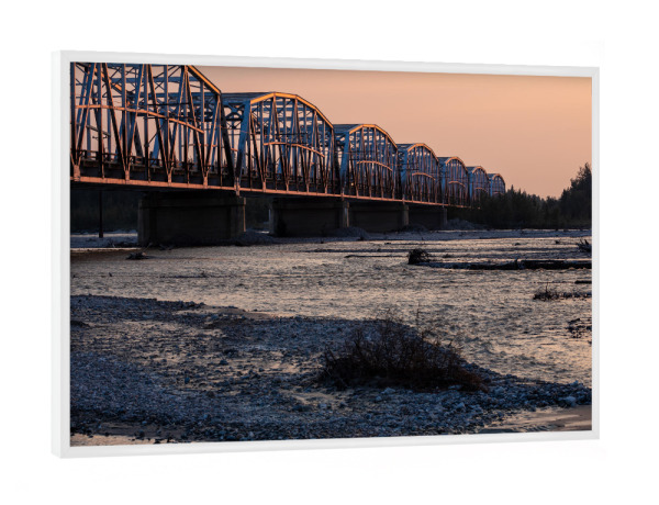 Poster mit weißem Rahmen "Flussbrücke am Alaska Highway" artboxONE - Natur,Reise,Architektur