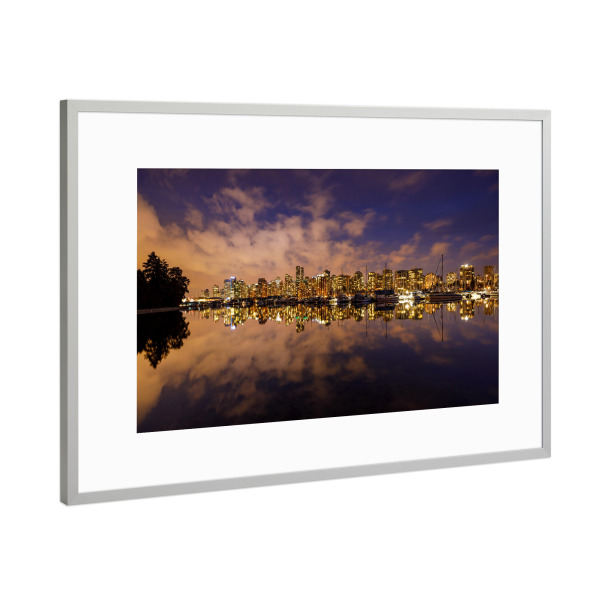 Poster mit Rahmen Silber "Skyline Vancouver bei Nacht" artboxONE - Natur,Architektur