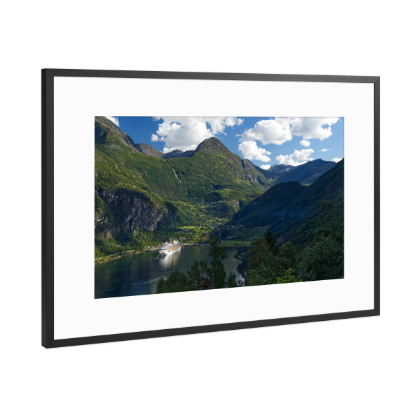 Poster mit Rahmen Schwarz (Metallic) "Geirangerfjord mit Schiff" artboxONE - Natur,Reise,Reise / Strand und Meer,Reise / Länder