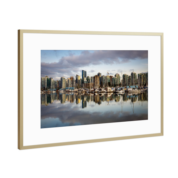 Poster mit Rahmen Gold "Vancouver gespiegelt" artboxONE - Städte,Reise,Architektur