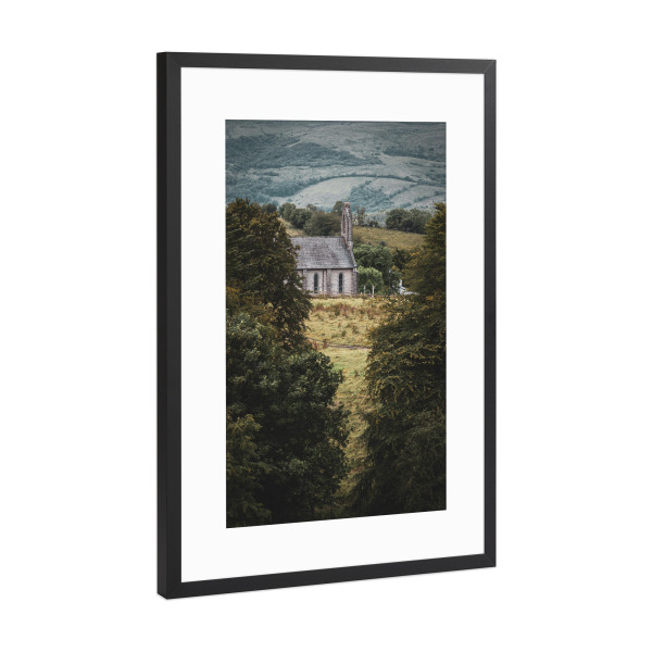 Poster mit Rahmen Schwarz (Metallic) "Einsame Kirche in Irland" artboxONE - Natur,Architektur - Kirche,Kapelle,Abtei,Irland,Landschaft,Natur,Mystisch