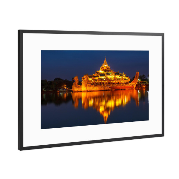 Poster mit Rahmen Schwarz (Metallic) "Die königliche Barke in Yangon" artboxONE - Architektur