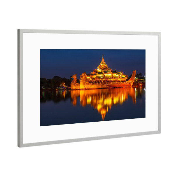 Poster mit Rahmen Silber "Die königliche Barke in Yangon" artboxONE - Architektur