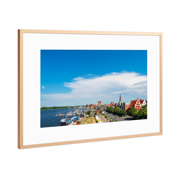 Poster mit Rahmen Kupfer "Stadthafen, Straße, Häuser" artboxONE - Reise,Architektur,Städte / Weitere